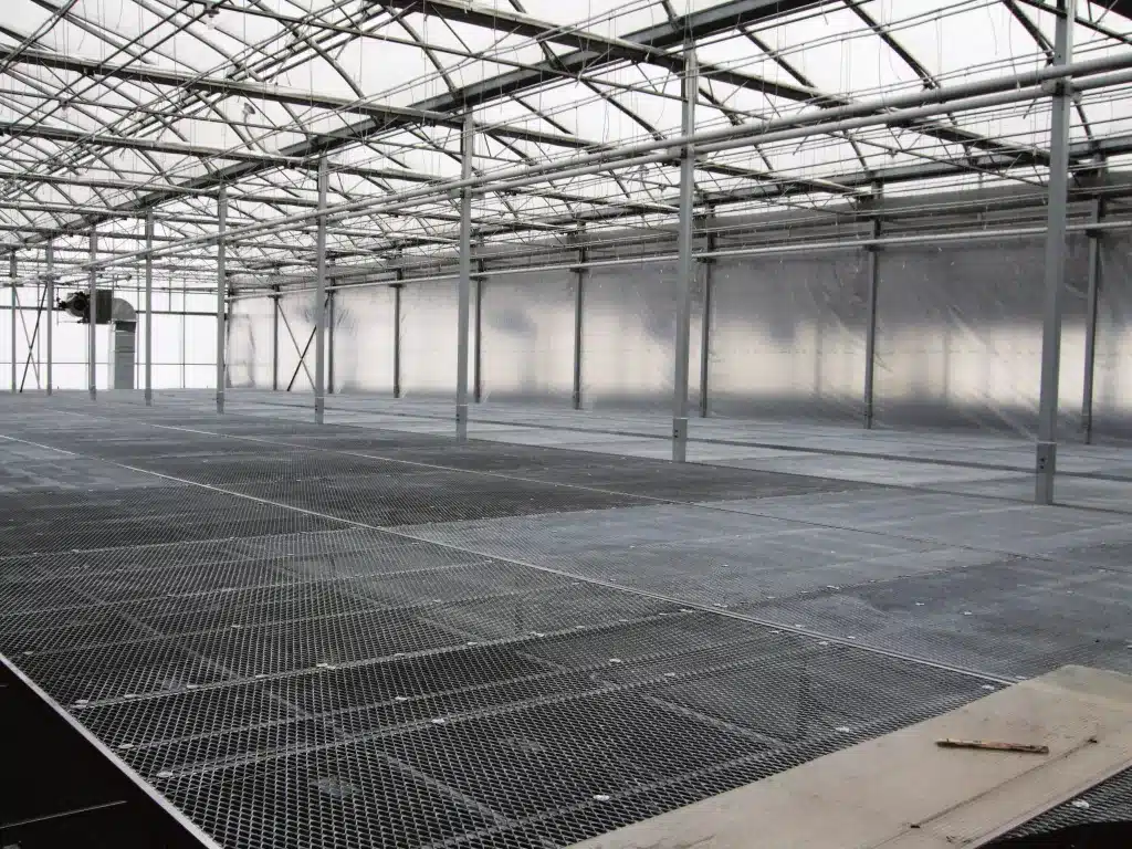 Harnois greenhouse bench systems – rolling benches in commercial greenhouse