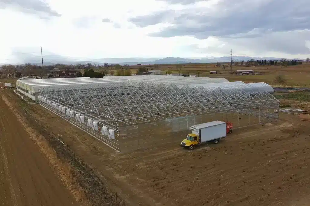 Inflated double-poly system on gutter-connected greenhouse for reduced heat loss